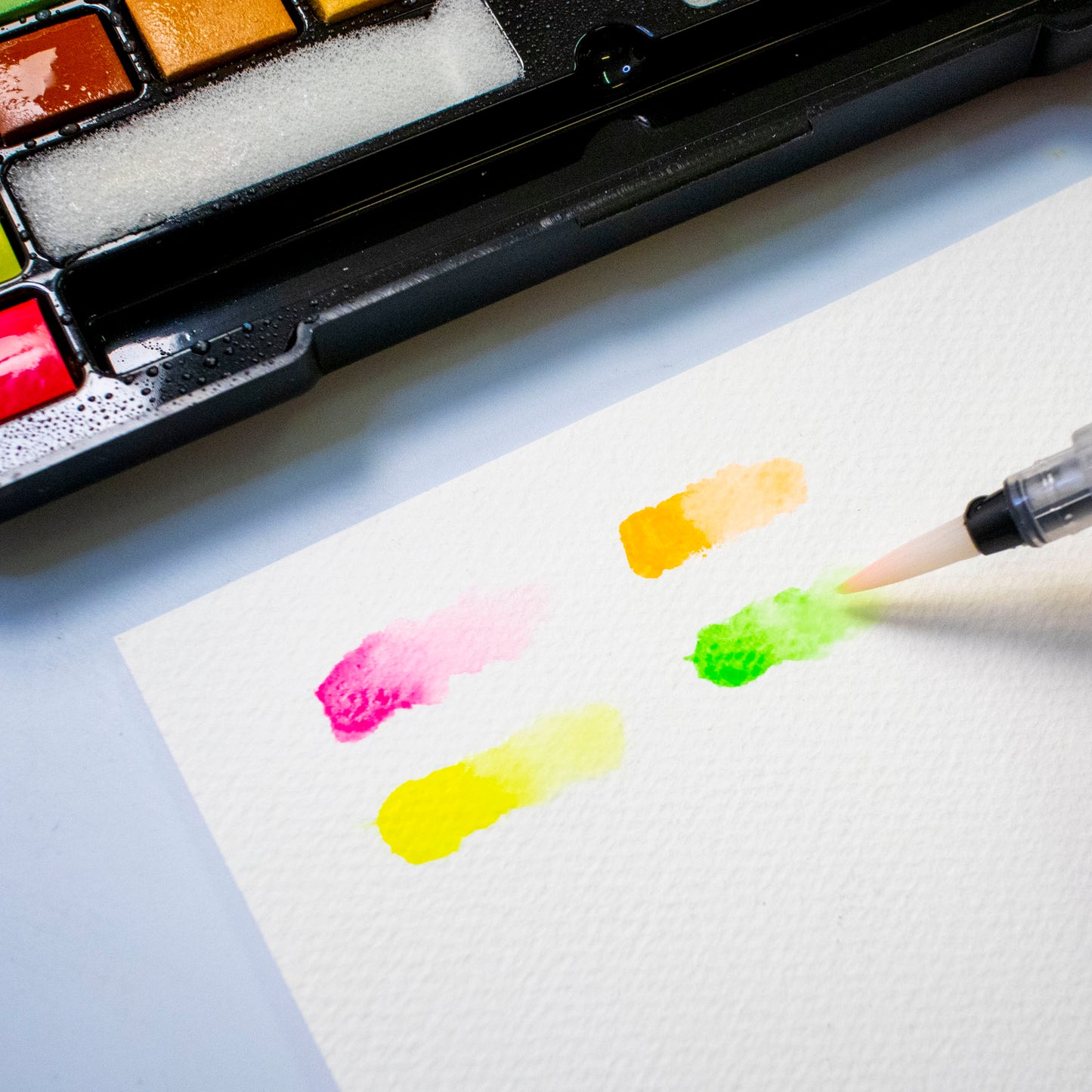 Artecho Aquarellfarben Set - 40 Farben inkl. Perlglanz & Neon mit Wasserpinsel & Schwamm